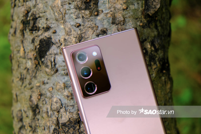 Về hiệu năng, Galaxy Note20 Ultra phiên bản dành cho thị trường Việt Nam sử dụng chipset Exynos 990, đi kèm dung lượng RAM 8GB hoặc 12GB đi kèm bộ nhớ trong 256GB.