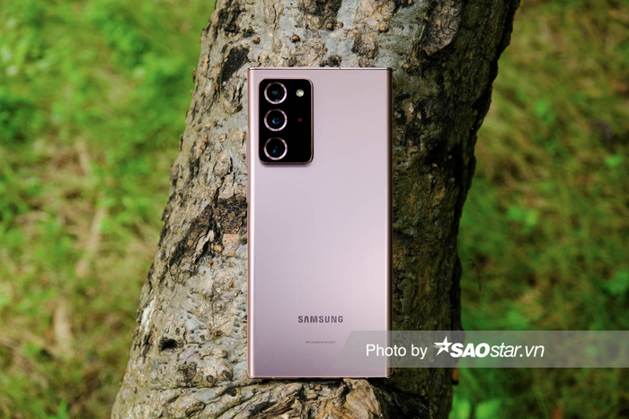 Galaxy Note20 Ultra sở hữu viên pin với dung lượng 4,500mAh, đi kèm đó là công nghệ sạc nhanh 25W, sạc không dây và sạc ngược không dây.