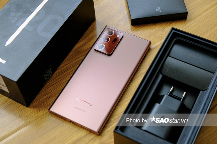 Bên trong hộp đựng gồm có 'nhân vật chính' Note 20 Ultra, tai nghe AKG chuẩn type C, củ sạc 25W, cáp sạc USB-C, sách hướng dẫn sử dụng và que chọc SIM. Một điểm khác biệt là Samsung đã không còn tặng kèm chiếc ốp lưng nhựa trong suốt cho Note 20 cũng như Note20 Ultra.