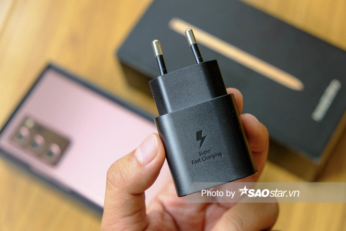 Củ sạc Super Fast Charging đi kèm Galaxy Note20 Ultra hỗ trợ khả năng sạc nhanh 25W.