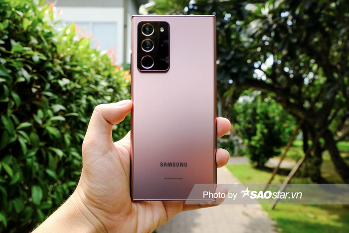 Về tổng thể, Galaxy Note20 Ultra mới của Samsung vẫn khoác lên mình ngôn ngữ thiết kế đặc trưng của dòng Galaxy Note - vuông vắn, mạnh mẽ. Thiết kế này mang đến cảm giác cứng cấp, cho trải nghiệm cầm nắm chắc tay.