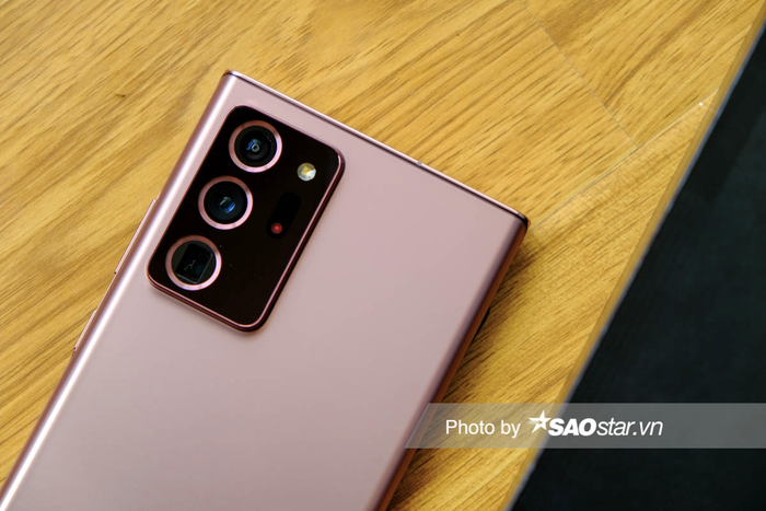 Điểm nổi bật, ngoài màu sắc, dễ nhận thấy trên Galaxy Note20 Ultra so với thế hệ tiền nhiệm đó chính là cụm camera sau “siêu to khổng lồ”.