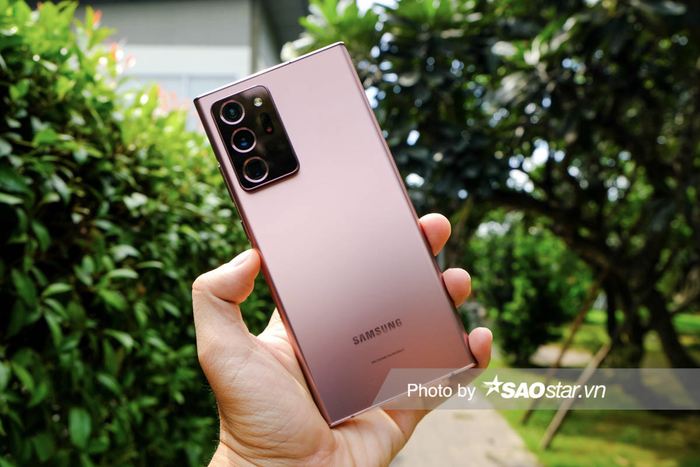 Thế hệ Galaxy Note20 Ultra được trang bị kính cường lực Gorilla Glass Victus cho độ bền cải thiện đáng kể so với thế hệ Gorilla Glass 6 trước đây. Phiên bản Note20 Ultra màu Đồng Ánh Kim này cho cảm giác sờ khá thích tay vì có mặt lưng được phủ nhám.