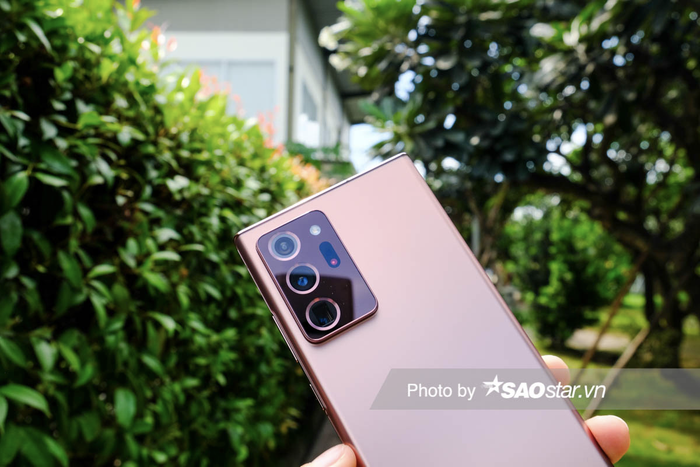 Cụm camera này bao gồm cảm biến chính 108MP + ống kính 12MP cho góc chụp siêu rộng + camera tele 12MP và hệ thống lấy nét bằng laser (chấm đỏ) giúp cải thiện tốc độ lấy nét chính xác hơn.