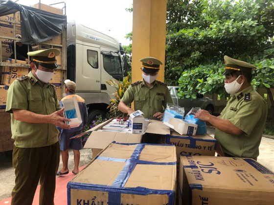 Số khẩu trang y tế không rõ nguồn gốc bị thu giữ. Ảnh: Báo SGGP