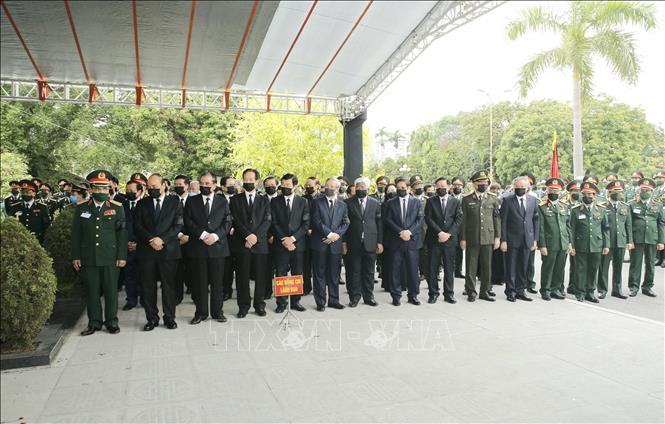 Thủ tướng Nguyễn Xuân Phúc và các đồng chí lãnh đạo Đảng, Nhà nước dự Lễ an táng đồng chí nguyên Tổng Bí thư Lê Khả Phiêu. Ảnh: Doãn Tấn/TTXVN