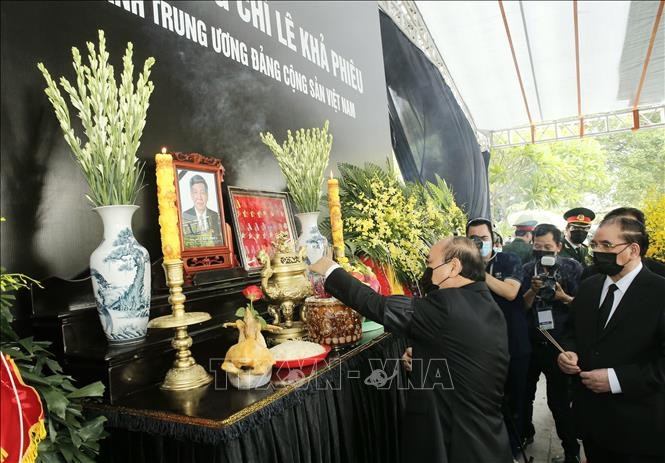 Thủ tướng Nguyễn Xuân Phúc và các đồng chí lãnh đạo Đảng, Nhà nước thắp hương tại Lễ an táng đồng chí nguyên Tổng Bí thư Lê Khả Phiêu. Ảnh: Doãn Tấn/TTXVN