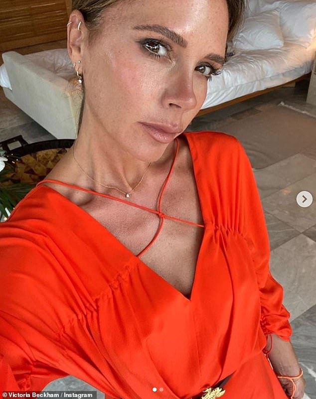 Victoria Beckham chọn cho mình kiểu váy cam coral rực rỡ cho buổi hẹn hò cùng anh chồng vừa qua  với dòng caption ' Lên đồ để chuẩn bị hẹn hò cùng chồng David Beckham'