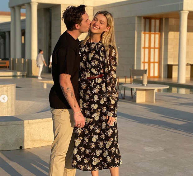 Nàng dâu tỷ phú 'lấy lòng' mẹ chồng khi mới đây người đẹp khoác trên mình bộ váy hoa dài tay, kín đáo thuộc BST #VBPAW20 