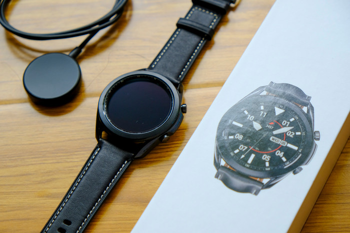 Kể từ được trình làng, chiếc smartwatch của Samsung đã được cho là đối thủ ngang tầm của Apple Watch. Vậy nhưng chiếc đồng hồ này có những đặc điểm gì đáng chú ý? Chúng ta hãy cùng trên tay trên tay thiết bị này ngay để tìm câu trả lời nhé!