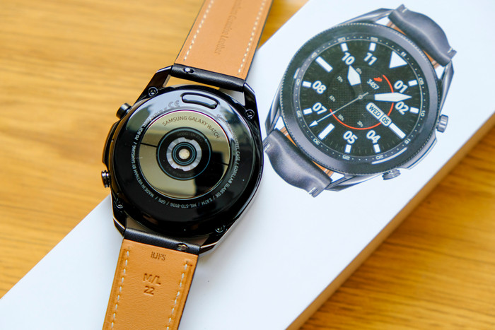 Đồng hồ Galaxy Watch3 cũng được tích hợp tính năng đo Oxy trong máu. Theo đó, thiết bị sẽ đo và theo dõi quá trình hấp thụ oxy của người dùng theo thời gian thực, khi tập thể dục hay theo dõi sức khoẻ.