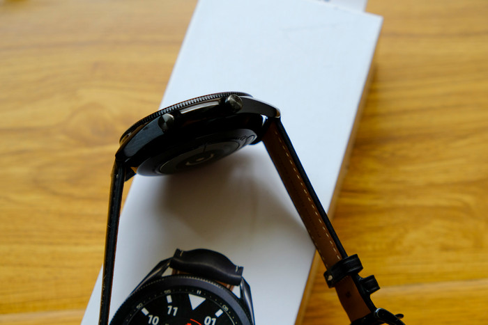 Đồng hồ mới của Samsung được trang bị chip xử lý Exynos 9110, RAM 1GB và bộ nhớ trong dung lượng 8GB, lưu trữ được khoảng 1.000 bài hát. Galaxy Watch3 chạy hệ điều hành Tizen OS 5.5 do Samsung sản xuất.