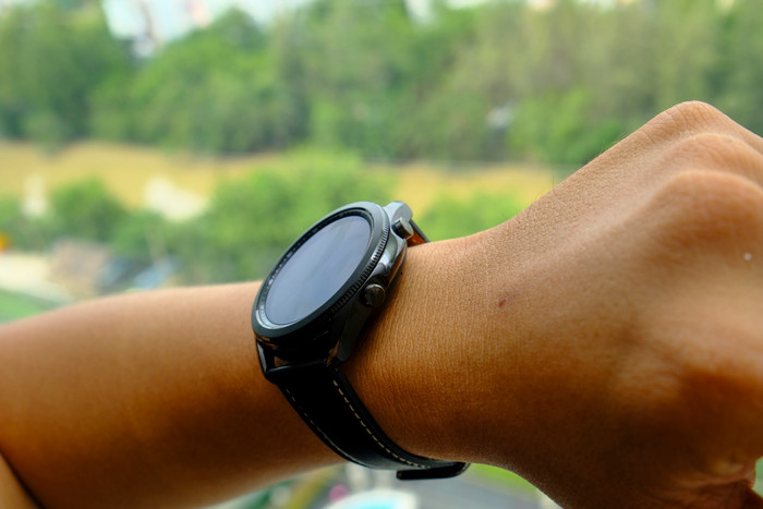 Người đeo cũng có thể xoay vòng bezel trên Galaxy Watch3 để phát nhạc từ điện thoại; sử dụng các cử chỉ tay như nắm chặt và thả ra để nhận cuộc gọi hoặc xoay cổ tay để tắt tiếng báo thức hoặc cuộc gọi đến.