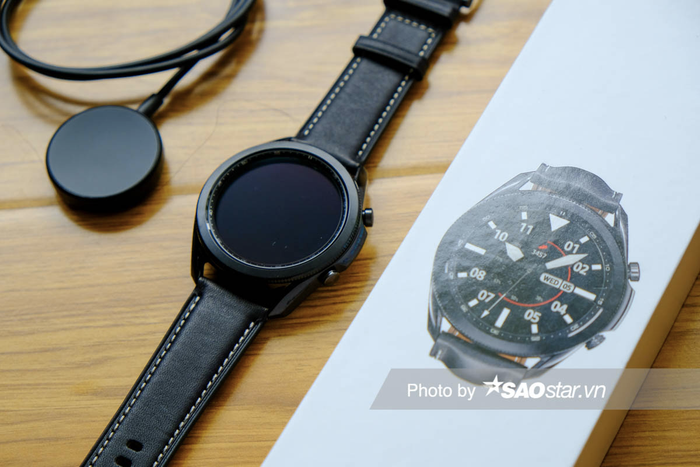 Đầu tiên là về hộp đựng, Galaxy Watch3 có hộp đựng dạng dài giống Apple Watch hay mẫu OPPO Watch vừa ra mắt. Phụ kiện kèm theo thiết bị gồm sạc và sách hướng dẫn.