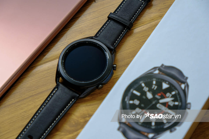 Về thiết kế, Galaxy Watch3 sở hữu thiết kế với vòng xoay bezel đặc trưng được làm mỏng hơn, giúp giảm độ dày của viền đồng hồ. So với thế hệ Galaxy Watch đầu tiên, Galaxy Watch3 mỏng hơn 14%, nhỏ hơn 8% và nhẹ hơn 15% – kết hợp với màn hình lớn hơn.