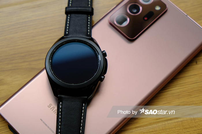 Thiết bị có hai tùy chọn kích thước gồm 41 mm và 45 mm. Mỗi kích thước lại có hai phiên bản kết nối khác nhau, gồm Bluetooth và Bluetooth + kết nối LTE.