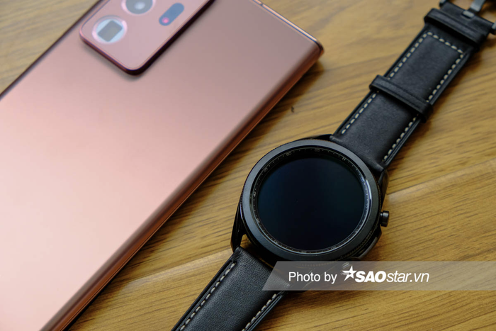 Bao quanh mặt đồng hồ Galaxy Watch3 là thép không rỉ màu đen (hoặc vàng đồng), dây da đi kèm cũng được cải tiến. Galaxy Watch3 cũng có phiên bản với chất liệu Titanium nhưng thời điểm ra mắt là vào cuối năm nay.