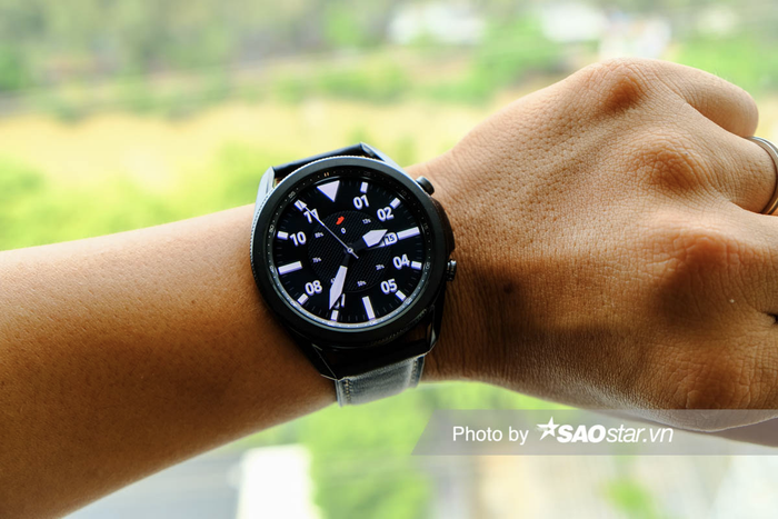 Thiết bị tích hợp nhiều cảm biến hơn so với phiên bản tiền nhiệm nhằm mang đến nhiều tính năng theo dõi sức khoẻ người đeo hơn, như: cải thiện giấc ngủ, với ghi chép từ các giai đoạn khác nhau khi ngủ của người dùng; kiểm soát mức độ căng thẳng của bản thân với các bài tập hít thở.