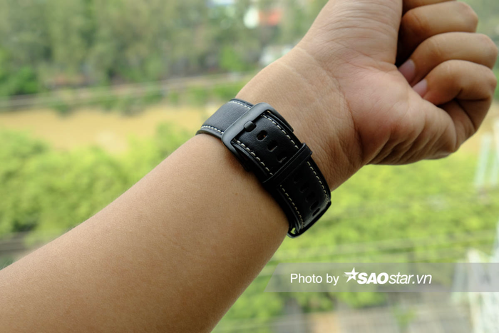 Galaxy Watch3 trang bị dây da kích cỡ 22 mm phổ biến. Người dùng có thể thay đổi tuỳ loại dây đeo cho phù hợp với sở thích cá nhân.