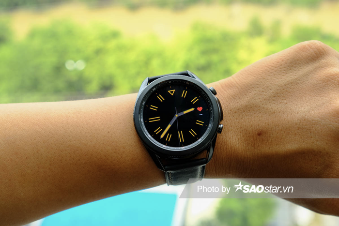 Bên cạnh đó, Galaxy Watch3 được trang bị hệ thống định GPS/Glonass, cảm biến con quay hồi chuyển, gia tốc kế và phong vũ biểu. Với chuẩn kháng nước 5ATM, người dùng có thể đeo đồng hồ khi bơi, nhưng với thời gian và độ sâu giới hạn.