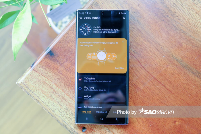 Samsung cũng tích hợp cho Galaxy Watch3 kết nối Bluetooth 5.0. Phiên bản kết nối LTE cho phép nhận và thực hiện cuộc gọi trực tiếp nhờ loa ngoài và micro có sẵn. Người dùng có thể điều khiển Galaxy Watch3 trên smartphone qua ứng dụng Samsung Wearable.