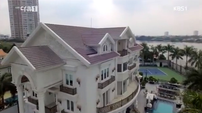 Trước đó, căn biệt thự gia đình Tiên Nguyễn từng lên sóng đài truyển hình Hàn Quốc