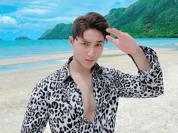 Khoa Vương sở hữu gương mặt điển trai, giọng nói trầm ấm.