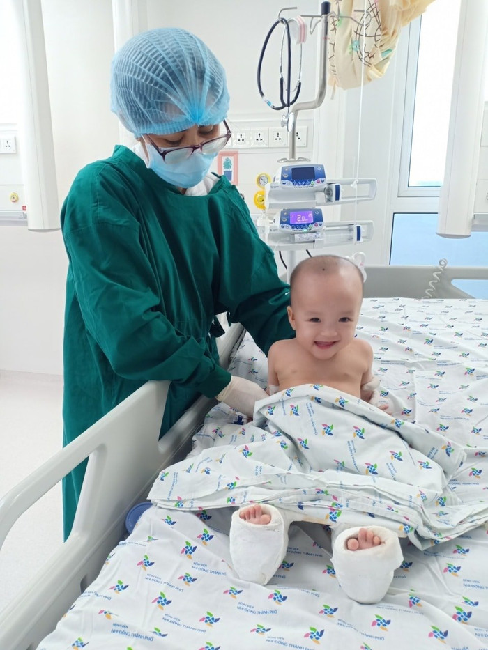 Trúc Nhi - Diệu Nhi tròn 1 tháng phẫu thuật tách dính: 'Tương lai con tốt đẹp trong hình hài mới và sẽ không bao giờ bị kì thị' Ảnh 5