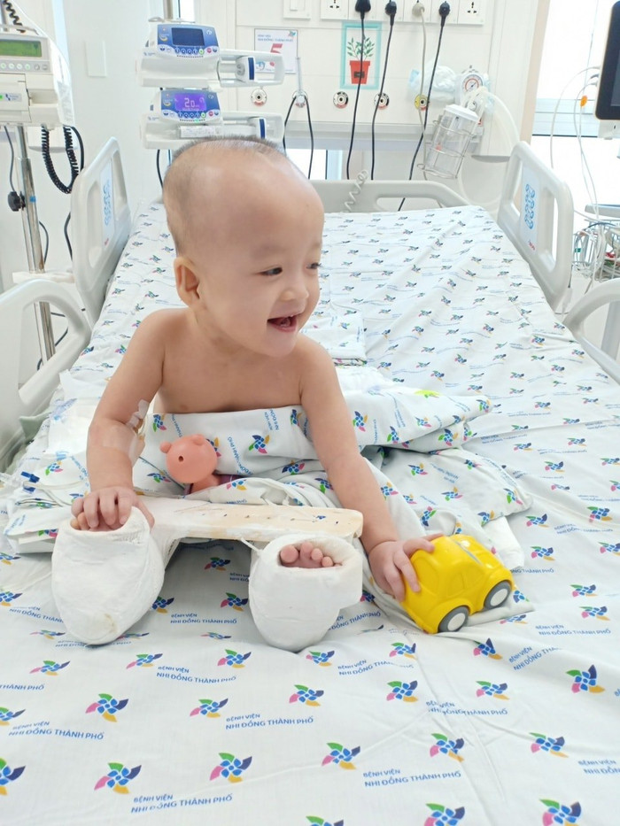 Trúc Nhi - Diệu Nhi tròn 1 tháng phẫu thuật tách dính: 'Tương lai con tốt đẹp trong hình hài mới và sẽ không bao giờ bị kì thị' Ảnh 10