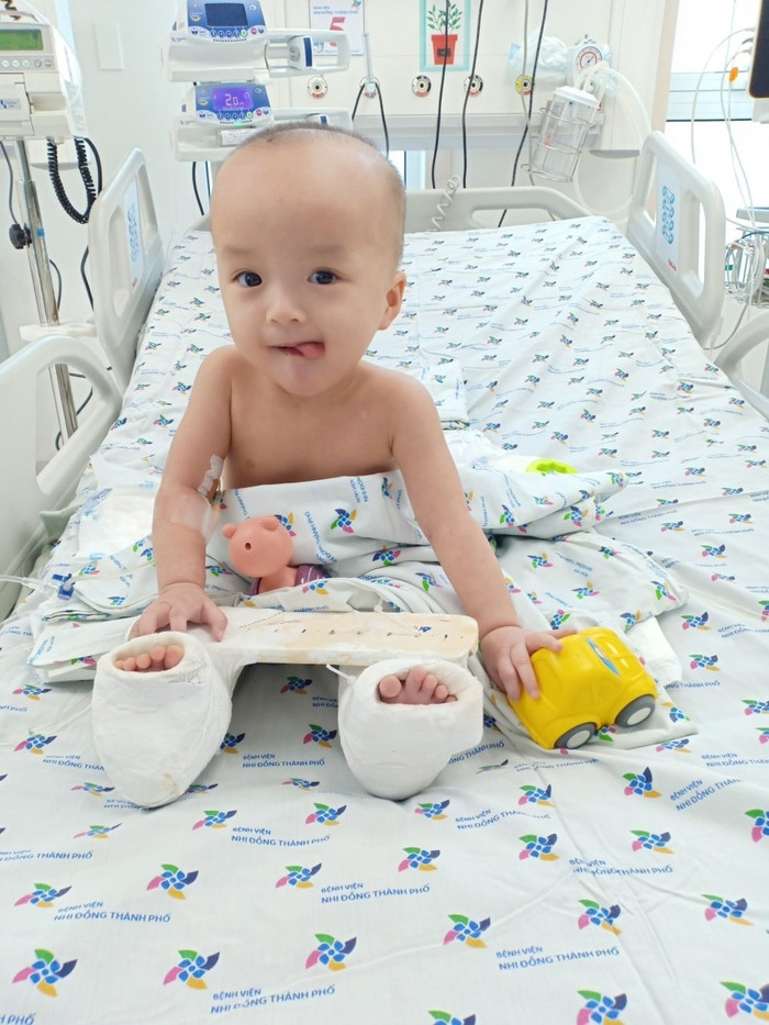 Trúc Nhi - Diệu Nhi tròn 1 tháng phẫu thuật tách dính: 'Tương lai con tốt đẹp trong hình hài mới và sẽ không bao giờ bị kì thị' Ảnh 9