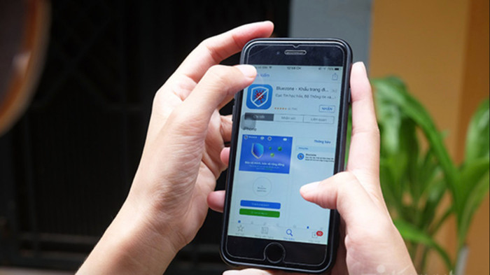 Cục Tin học hóa đề nghị&nbsp;các nhà hàng, siêu thị, cửa hàng, cơ sở công cộng tuyên truyền, vận động khách ra vào phải sử dụng Bluezone. (Ảnh: VietNamNet)