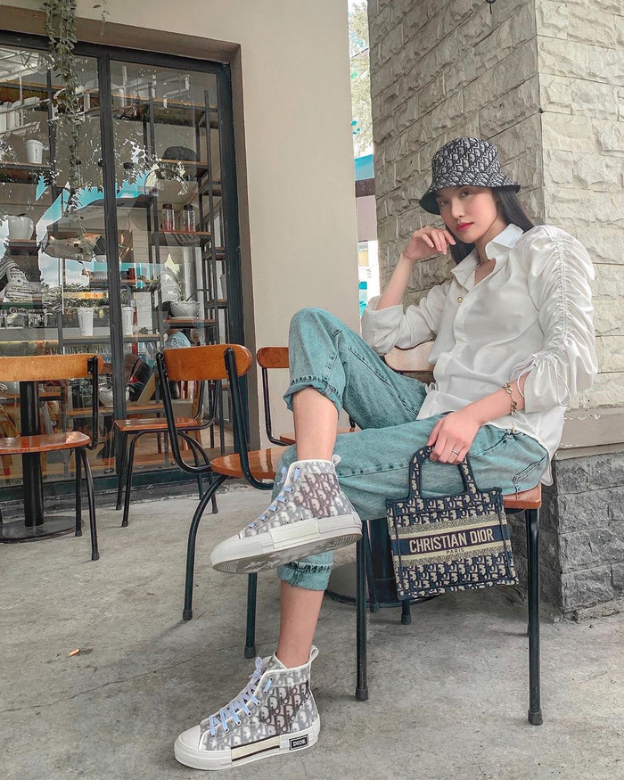 Siêu mẫu Lan Khuê diện street style chất lừ với set đồ hàng hiệu.