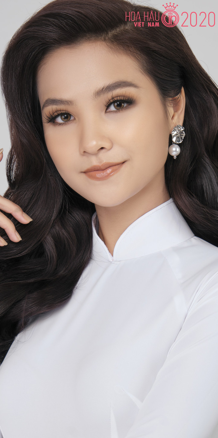 Thí sinh Lưu Thanh Phương, sinh năm 2000. Cô nàng khiến người đối diện có cảm giác chín chắn hơn so với độ tuổi của mình. Hình mẫu mà nữ sinh 10X luôn hướng tới là hoa hậu H’Hen Niê. Sở hữu chiều cao 1m71, Thanh Phương đẹp cuốn hút bởi gương mặt sáng rạng ngời.