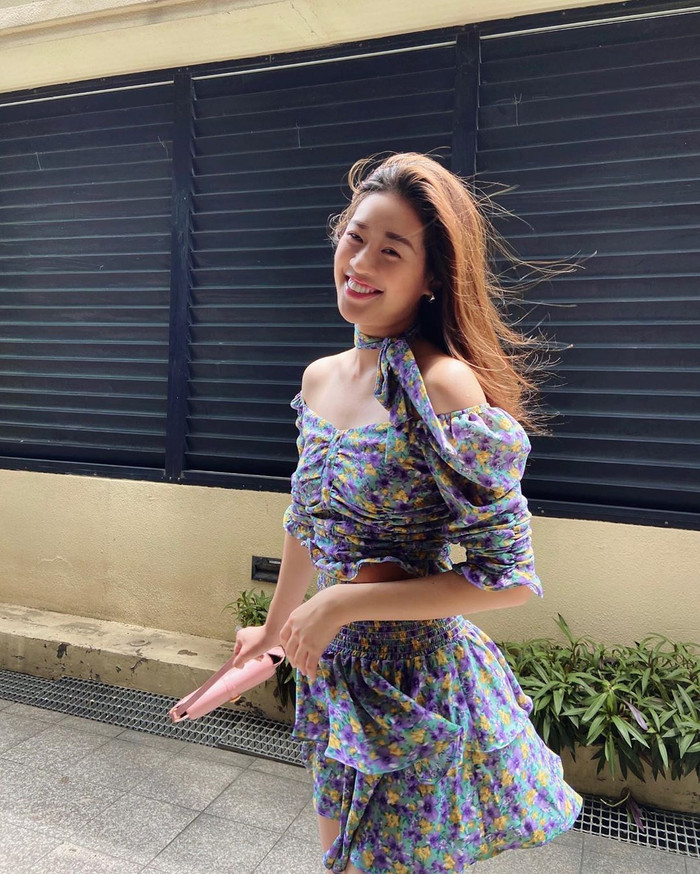 Khánh Vân diện váy hoa khoe nhan sắc đầy nữ tính.