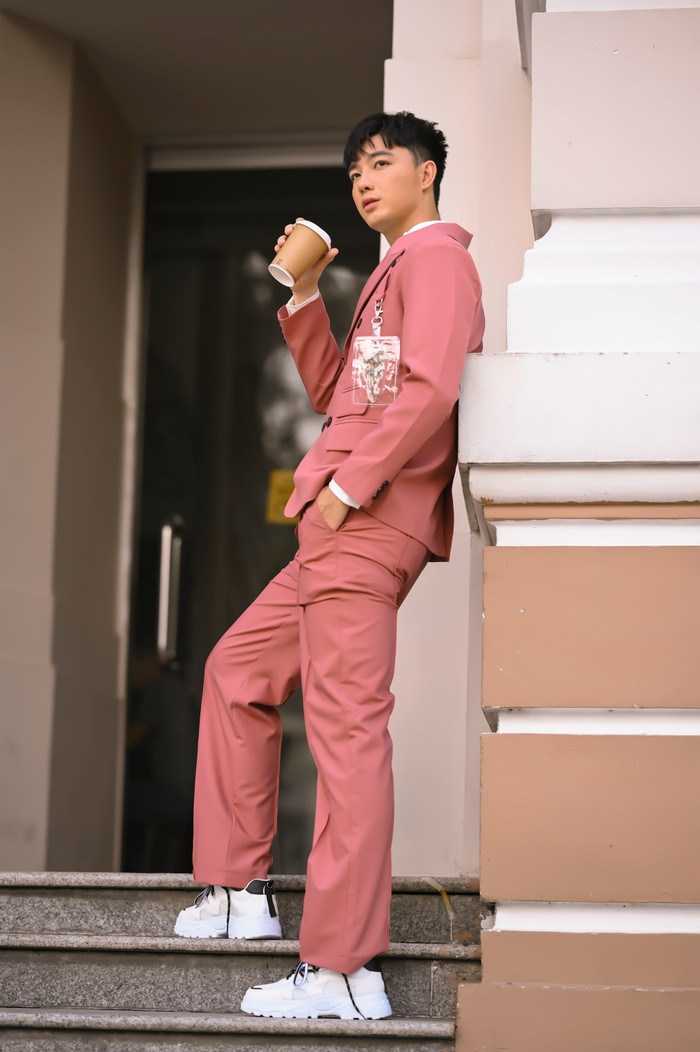 Diện vest hồng lịch lãm, diễn viên trẻ Bi Max 'đốn tim' fan với thần thái và nhan sắc 'cực phẩm' Ảnh 3