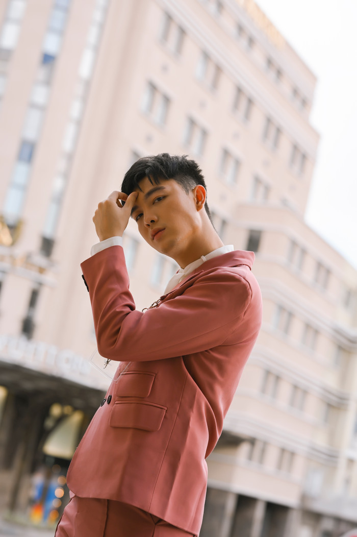 Diện vest hồng lịch lãm, diễn viên trẻ Bi Max 'đốn tim' fan với thần thái và nhan sắc 'cực phẩm' Ảnh 7