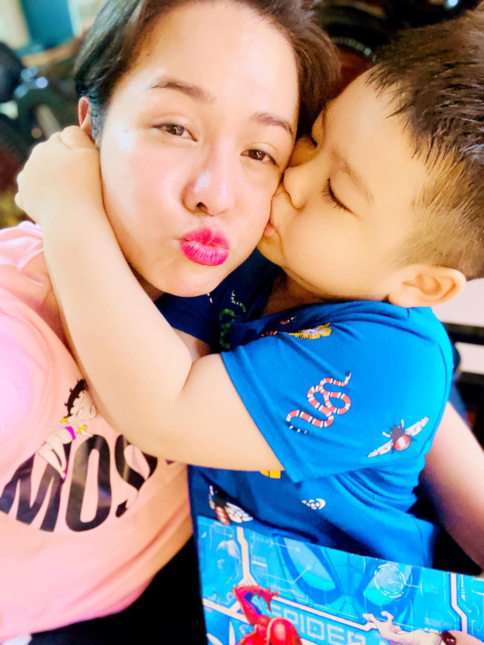 Nhật Kim Anh khoe ảnh hạnh phúc bên con trai trong ngày sinh nhật 