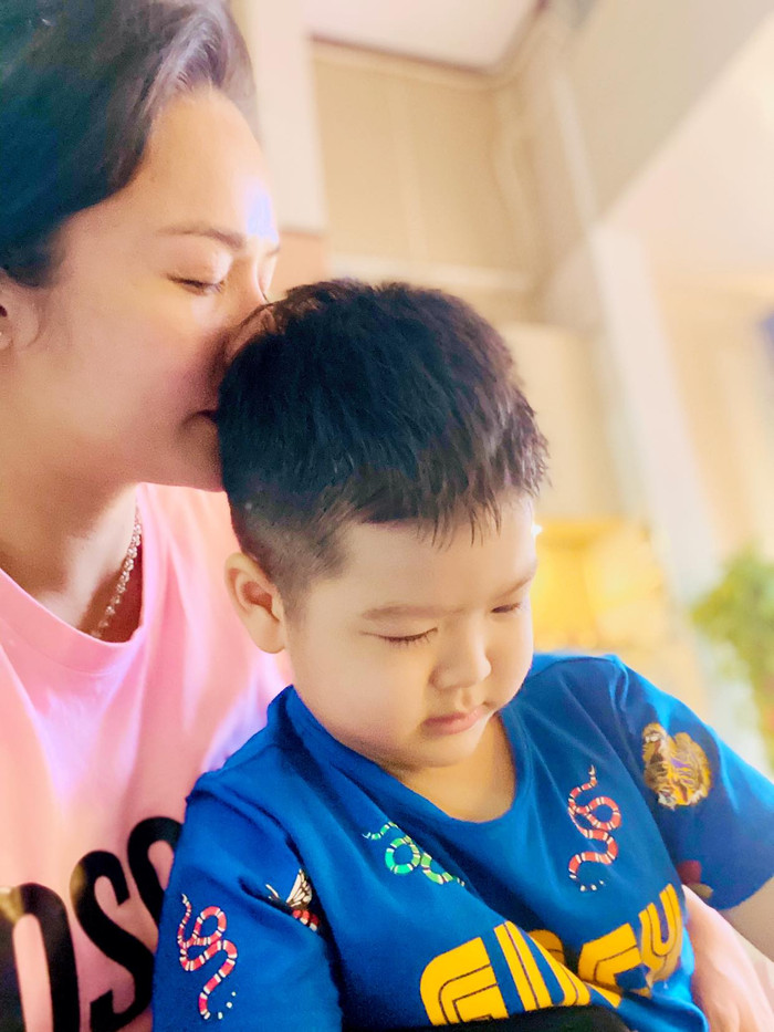 Nhìn những hình ảnh của hai mẹ con được đăng tải khiến ai nấy đều xúc động