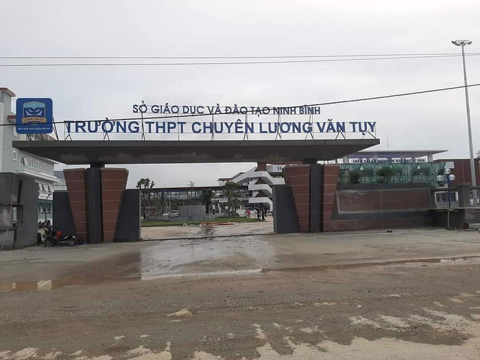 Ở phía ngoài cổng trường đã thấy được độ hoành tráng