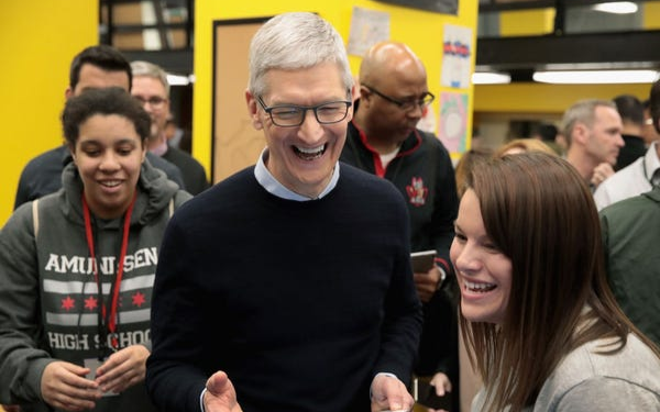 Cách tiêu tiền của vì tỉ phú mua đồ lót giảm giá Tim Cook Ảnh 2