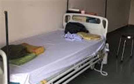 Phản đối cách ly, người phụ nữ mang theo giường xếp nằm lì tại trụ sở UBND xã Ảnh 2