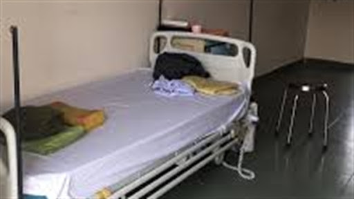 Phản đối cách ly, người phụ nữ mang giường đến UBND xã để gây rối. Ảnh minh họa