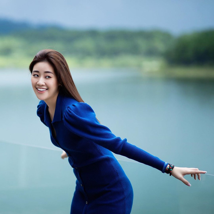 Hương Giang diện áo dài thắt eo - H'Hen Niê khoe body bốc lửa khiến fan mê đắm Ảnh 8