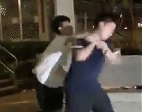 Nam sinh bị một nhóm 8 người đánh tới tấp vào người. 