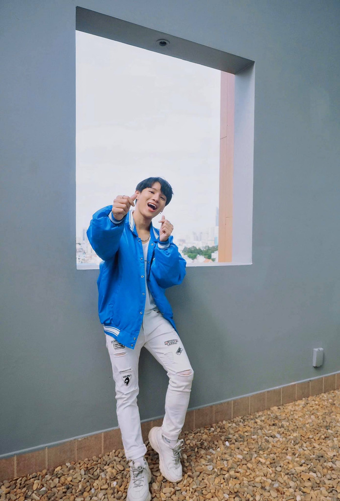 Ngẫu hứng sáng tác về Covid-19, Phạm Đình Thái Ngân lại khiến fangirl 'ôm tim' vì gương mặt điển trai không chừa góc nào Ảnh 4