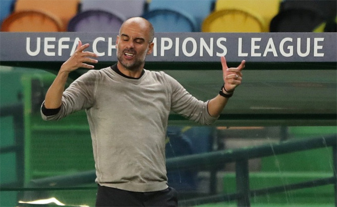Pep Guardiola bất lực trong trận Man City thất bại 1-3 trước Lyon ở tứ kết Champions League 2019/20.