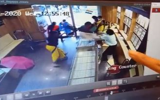 Hùng hổ cầm dao xông vào tiệm vàng, tên cướp bị nữ nhân viên dùng ghế phang tới tấp Ảnh 2