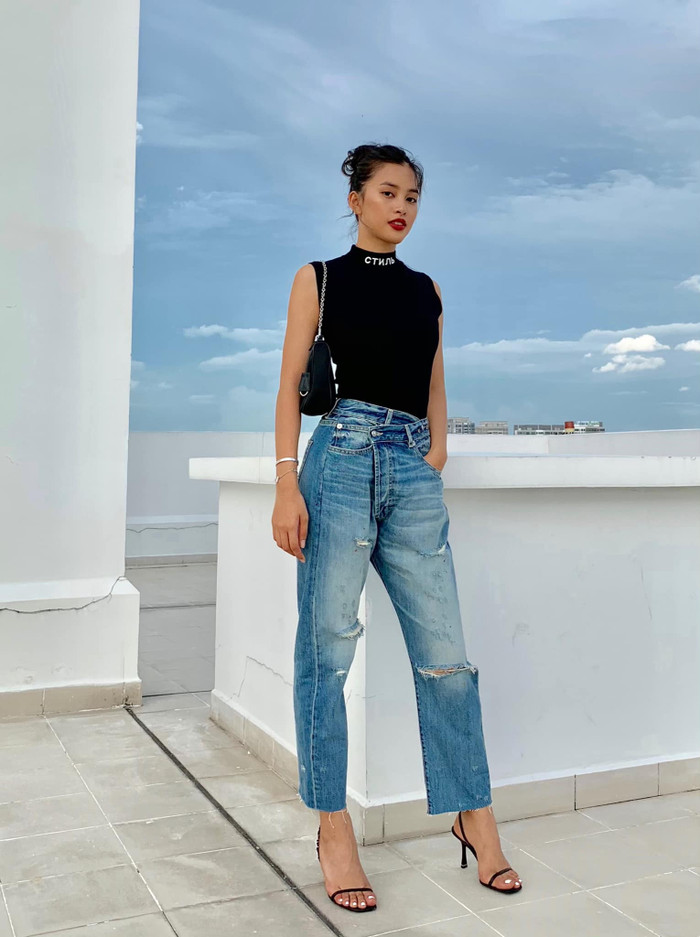 Nàng hậu mix cùng với quần jeans cạp lệch sành điệu và đôi cao gót quai mảnh tôn dáng