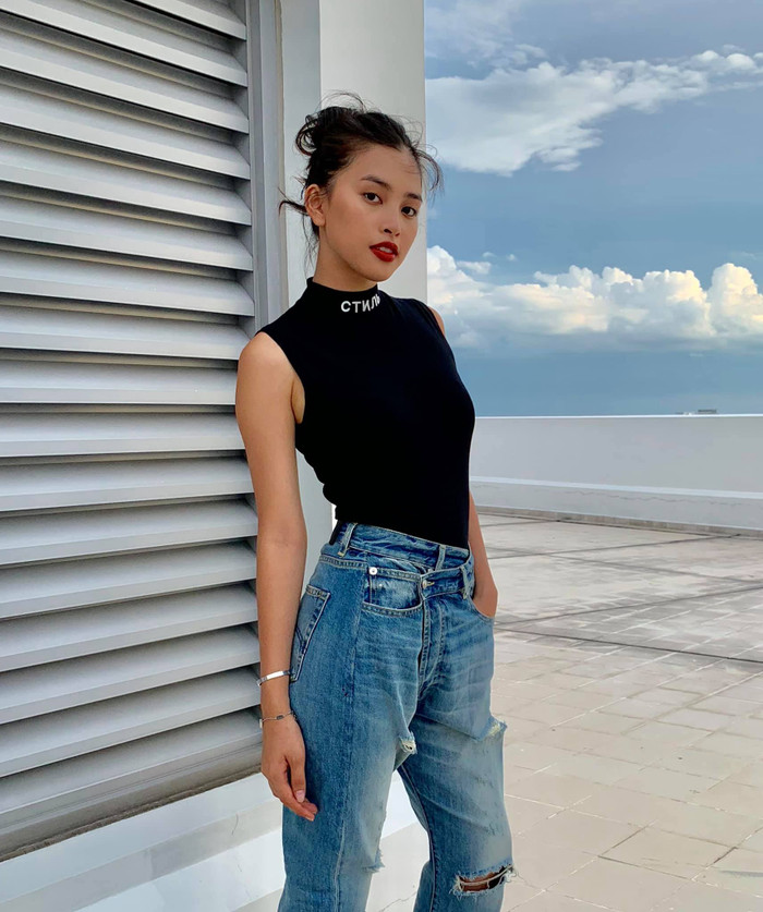 Hoa hậu Tiểu Vy cũng nhanh chóng 'chưng diện' kiểu áo tank top đen có thiết kế ôm body, cổ cao 