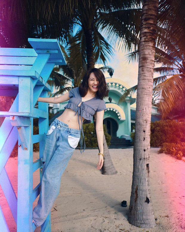 Trong hè, Bảo Anh cũng chọn kiểu jeans với phần cạp quần cài lệch khi đi biển cùng gia đình 